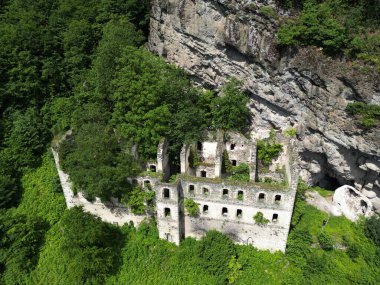 Türkiye 'nin Trabzon kentinde bulunan Vazelon Manastırı Bizans döneminde inşa edildi..