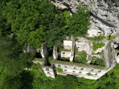 Türkiye 'nin Trabzon kentinde bulunan Vazelon Manastırı Bizans döneminde inşa edildi..