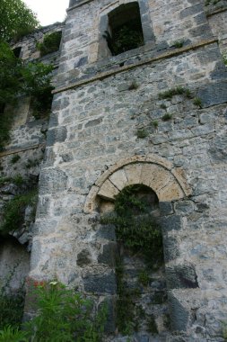 Türkiye 'nin Trabzon kentinde bulunan Vazelon Manastırı Bizans döneminde inşa edildi..