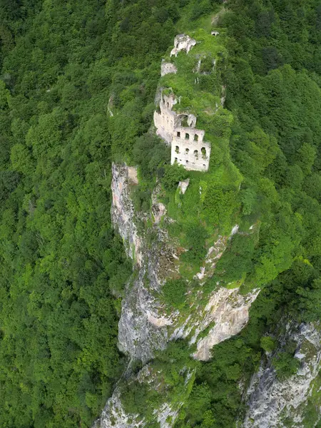 Türkiye 'nin Trabzon kentinde bulunan Kustul Manastırı 752 yılında inşa edilmiştir..