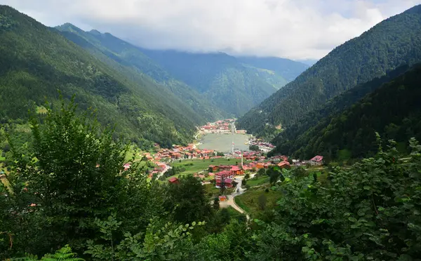 Türkiye 'nin Trabzon kentinde yer alan Uzungol, ülkede en çok ziyaret edilen yerlerden biri..