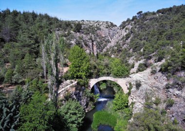 Türkiye 'nin Usak kentinde yer alan Clandras Köprüsü ve Şelalesi, bölgenin önemli bir turizm merkezidir. Köprü Roma döneminde inşa edildi..