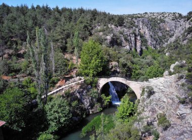 Türkiye 'nin Usak kentinde yer alan Clandras Köprüsü ve Şelalesi, bölgenin önemli bir turizm merkezidir. Köprü Roma döneminde inşa edildi..