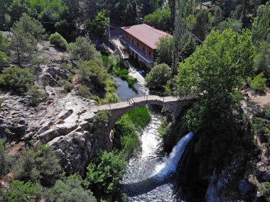 Türkiye 'nin Usak kentinde yer alan Clandras Köprüsü ve Şelalesi, bölgenin önemli bir turizm merkezidir. Köprü Roma döneminde inşa edildi..