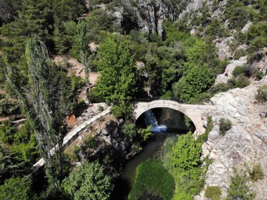 Türkiye 'nin Usak kentinde yer alan Clandras Köprüsü ve Şelalesi, bölgenin önemli bir turizm merkezidir. Köprü Roma döneminde inşa edildi..