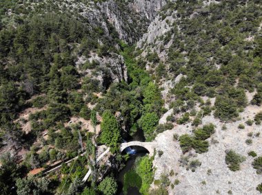 Türkiye 'nin Usak kentinde yer alan Clandras Köprüsü ve Şelalesi, bölgenin önemli bir turizm merkezidir. Köprü Roma döneminde inşa edildi..