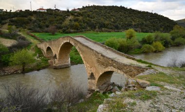 Türkiye 'nin Usak kentinde yer alan Kataltepe Köprüsü, 13. yüzyılda Seljuklar tarafından inşa edilmiştir..