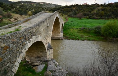 Türkiye 'nin Usak kentinde yer alan Kataltepe Köprüsü, 13. yüzyılda Seljuklar tarafından inşa edilmiştir..