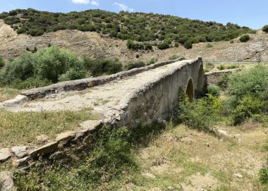 Türkiye 'nin Usak kentinde yer alan Kataltepe Köprüsü, 13. yüzyılda Seljuklar tarafından inşa edilmiştir..