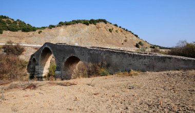Türkiye 'nin Usak kentinde yer alan Kataltepe Köprüsü, 13. yüzyılda Seljuklar tarafından inşa edilmiştir..