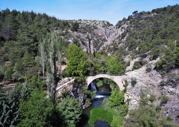 Türkiye 'nin Usak kentinde yer alan Clandras Köprüsü ve Şelalesi, bölgenin önemli bir turizm merkezidir. Köprü Roma döneminde inşa edildi..