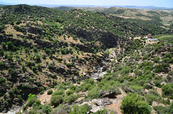 Türkiye 'nin Usak ilinde yer alan Tasyaran Vadisi, doğal oluşumuyla önemli bir turizm merkezidir..
