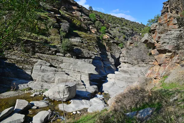Türkiye 'nin Usak ilinde yer alan Tasyaran Vadisi, doğal oluşumuyla önemli bir turizm merkezidir..