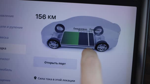 Lviv Ουκρανία Οκτώβριος 2022 Tesla Μοντέλο Εσωτερικό Οδηγός Που Χρησιμοποιεί — Αρχείο Βίντεο