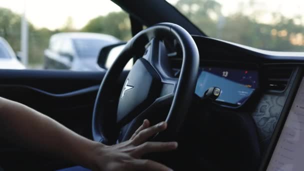 Lviv Ukraine Octobre 2022 Tesla Model Driving Jeune Homme Confiant — Video
