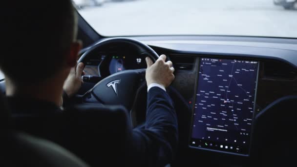 Lviv Ukrayna Ekim 2022 Tesla Modeli Harita Navigasyon Ses Asistanı — Stok video
