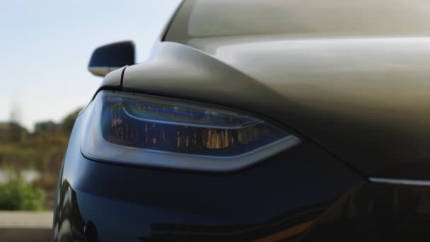 Auto Reflektorem Bliká Hladce Zblízka Auto Přední Led Světlo Rozmazaným — Stock video