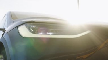 Lviv, Ukrayna - 17 Ekim 2022: Tesla model X ekoseli Model Matrice Light. Uyarlamalı araba farları yanıp sönüyor ve sürekli yanıp sönüyor. Işıklar yandı..