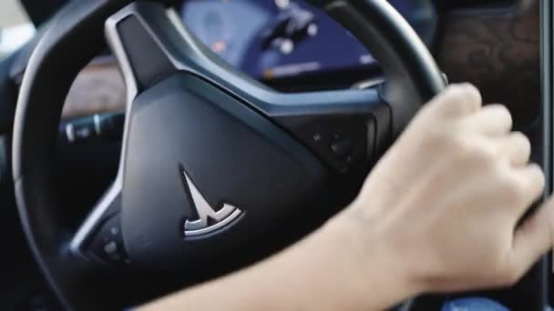 乌克兰利沃夫 2022年10月17日 接近一个自信的驾驶方向盘的人 新型特斯拉X型自动自驱动自停车汽车的方向盘 — 图库视频影像