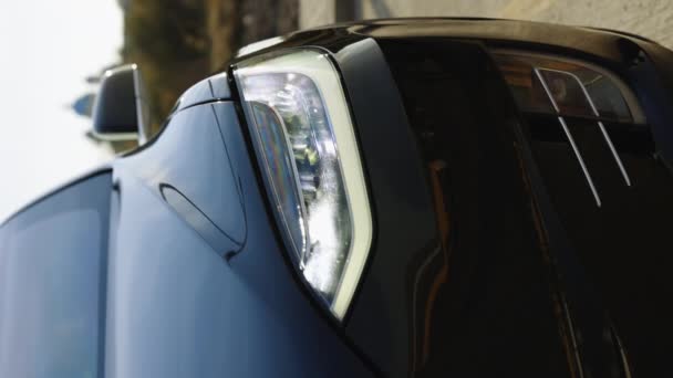 Lviv ウクライナ 2022年10月17日 テスラモデルXの車フロントフルLed Matrice Lightの垂直ビデオが再生されます アダプティブカーヘッドライトが光を点滅 Ledライトをオンにする — ストック動画