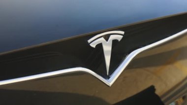 Kyiv, Ukrayna - 17 Ekim 2022: siyah bir arabanın ön kaputunda Tesla logo rozeti. TESLA logosu elektrikli arabanın yakın çekim görüntüsü. Tesla Model X ekoseli logo rozetini kapat.