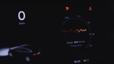 Lviv, Ukrayna - 17 Ekim 2022: Elektrik şarj istasyonuna park edildiğinde hızlı şarj sırasında elektrikli araba paneli görüntüsünü kapat. Yeşil enerji sıfır emisyon arabası. Uzun menzilli elektrikli araç.