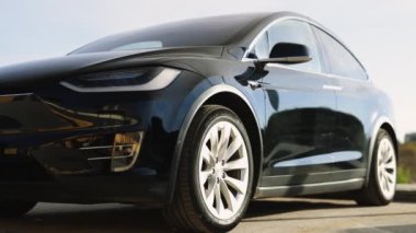 Lviv, Ukrayna - 17 Ekim 2022: Tesla Model X Ekose Lüks SUV elektrikli lüks araba. Elektrikli pilli araba. Tesla Model X 'in Öncü Otomobili Matrice Light. Arabalar için alternatif enerji.