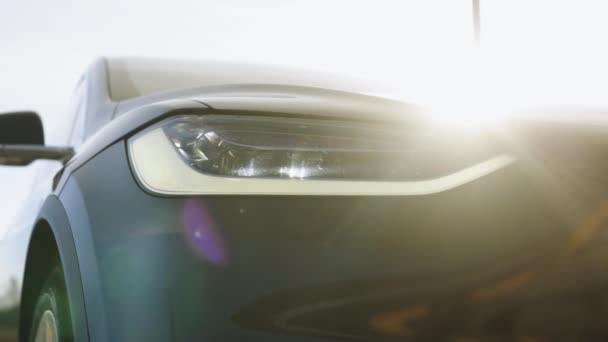 車のLedヘッドライトの切り替え 新しい近代的な電気自動車適応レーザーマトリスヘッドランプ 車のフロントはブリリーの背景とライトを導いた Ledランプを点滅させる車のヘッドライト — ストック動画