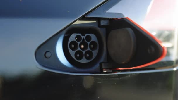 ウクライナのリヴィウ 2022年10月17日 テスラモデルXプレイの充電ポートに接続されたテスラタイプ2コネクタ モデルXの欧州版は 最速の充電のための充電ポートを装備 — ストック動画
