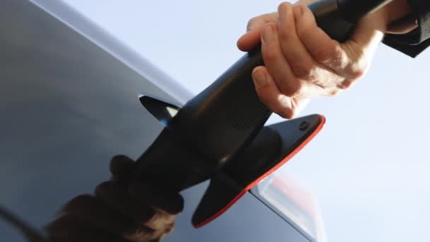 Elektrikli Otomobilinin Fişini Çekip Evinin Önündeki Kapağı Kapatan Insanlar Kapağın — Stok video