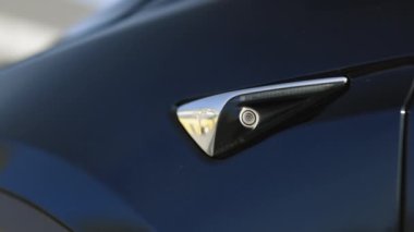 Lviv, Ukrayna - 17 Ekim 2022: Tesla Model X ekoseli otomatik pilot kamera 360 otonom veya sürücüsüz araç bilgisayar görüşü nesne algılama sistemi ile sokaklardaki farklı nesneleri tanıyabilmek için.