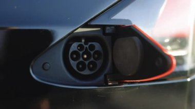 Lviv, Ukrayna - 17 Ekim 2022: Tesla model X S Ekose şarj portu açıldı ve süperşarj kablosu takıldı. Şarj portu açılıyor. El fişi takmak, modern elektrikli araba.