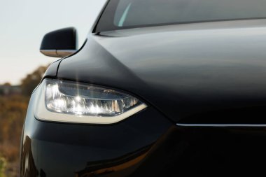 Araba Önü Matrice Light öncülüğünde. Sürekli yanıp sönen modern uyarlanabilir araba farları yanıp sönüyor. Lüks arabanın ışıklarını açtı. Otomobil Yanıcı Işık.