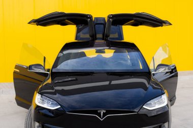 Lviv, Ukrayna - 17 Ekim 2022: Tesla model X kapıları açık. Elektrikli araç Tesla model X modern elektrikli araba. Modern ve gelecekçi SUV araba dikey kapısı. Şahin kanatları kapılı lüks bir geçiş.