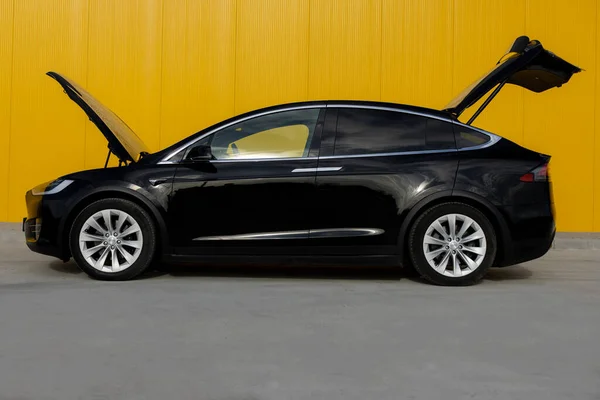 Lviv, Ukrayna - 17 Ekim 2022: Siyah Tesla Model X. Elektrikli araç Tesla model X modern elektrikli araba. Fütürist SUV araba dikey kapısı. Şahin kanatları kapılı lüks bir geçiş.