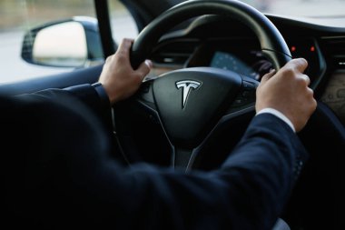 Lviv, Ukrayna - 17 Ekim 2022: Dokunmatik ekran ekranlı yenilikçi Tesla X araba iç mekanı, farklı navigasyon ve bilgilendirici uygulamalarla aydınlatılmış araç konsolu. Tesla sürüyor.