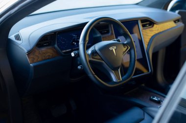 Lviv, Ukrayna - 17 Ekim 2022: Elektrikli araba Tesla model X. Yüksek teknoloji modern gelişim. Geleceğin robotik arabası. Tesla Model X elektrikli arabasının içi geniş dokunmatik ekran gösterge paneli, tekerlek.