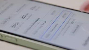 CALIFORNIA, ABD - 14 Kasım 2022: akıllı telefon uygulaması kullanan kadın. Tesla web sitesi, internetten araba alıyor. Kadın akıllı telefonlara yakından dokunuyor. Web sitelerindeki farklı Tesla modellerine bakıyorlar..