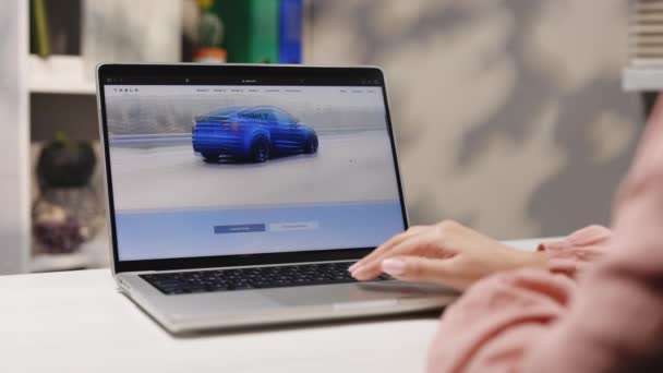 Kalifornia Usa Listopad 2022 Bliskowschodnia Kobieta Korzystająca Laptopa Kupującego Samochód — Wideo stockowe