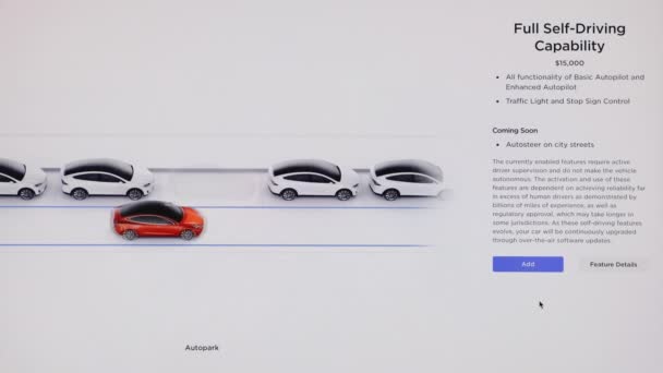 California 2022年11月14日 購入する意図でテスラ車のブラウジングの好みのための完全な自動運転オートパイロットを注文します テスラのウェブサイト上でオンラインで電気自動車を購入するラップトップを使用 — ストック動画
