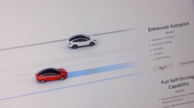 CALIFORNIA, ABD - 14 Kasım 2022: Tesla model X ekoseli ve tam otomatik pilot siparişi. İmleç, bir Tesla araba alımı için aygıt ekran alışverişine çevrimiçi olarak ekle düğmesine tıklıyor