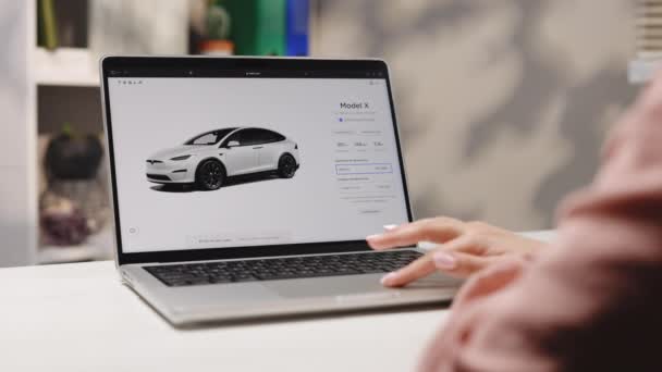 California Сша November 2022 Сайт Tesla Купівля Автомобіля Онлайн Жінка — стокове відео