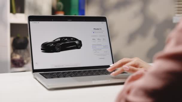 California 2022年11月14日 テスラモデルSを注文するラップトップコンピュータを使用した女性のプレイとフル自動運転オートパイロット ウェブサイトとスクリーンテスラ社 テスラのウェブサイト オンラインで車を買う — ストック動画