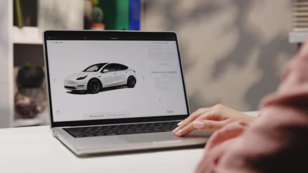 California Eua Novembro 2022 Tesla Site Comprar Carro Online Mulher — Vídeo de Stock