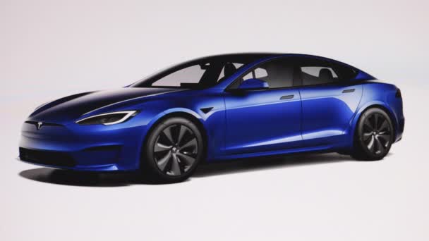 California 2022年11月14日 テスラモデルSのショッピング購入を意図して異なる色を閲覧する車を再生しました ラップトップコンピュータの画面は テスラのウェブサイト上でオンラインで電気自動車を購入 — ストック動画