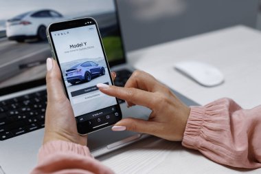 CALIFORNIA, ABD - 14 Kasım 2022: Tesla model Y için tam otomatik pilot siparişi vermek. Smartphone alışveriş tercihleri Tesla otomobili internet üzerinden satın almak amacıyla.