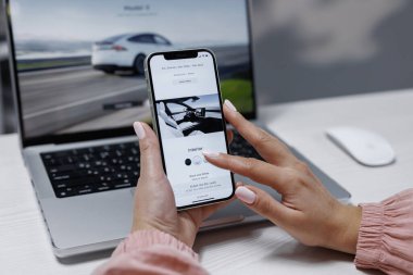 CALIFORNIA, ABD - 14 Kasım 2022: Smartphone Screen with Website Shopping for a Tesla car Buy online. Tesla S modelinin performansını ve tam otomatik pilotu sipariş ediyorum. İç kısımları seç