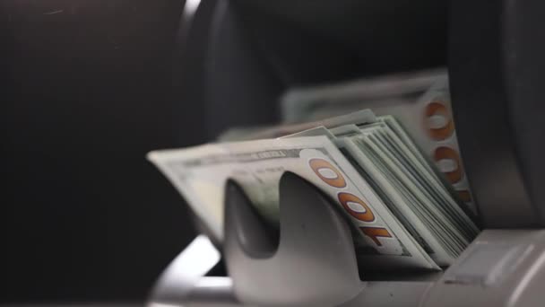 ドル紙幣を数える通貨計算機の閉鎖 男性の手は銀行の自動装置に現金を入れる 銀行業と金融業 金融の概念 — ストック動画