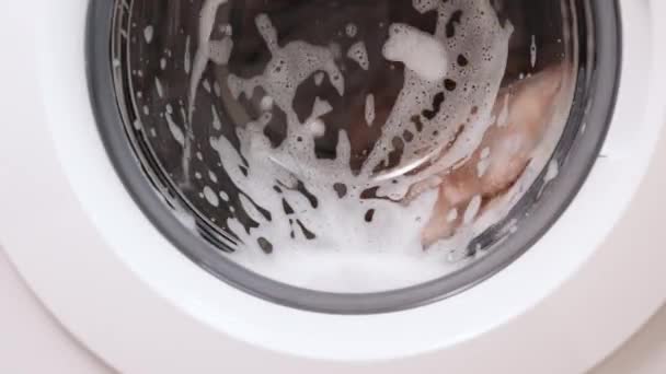 Wasgoed Wasmachine Automatische Wasmachine Werking Rotatie Veelkleurige Dingen Door Glazen — Stockvideo