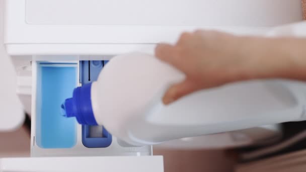 Woman Pouring Gel Detergent Washing Machine Putting Laundry Detergent Pod — ストック動画